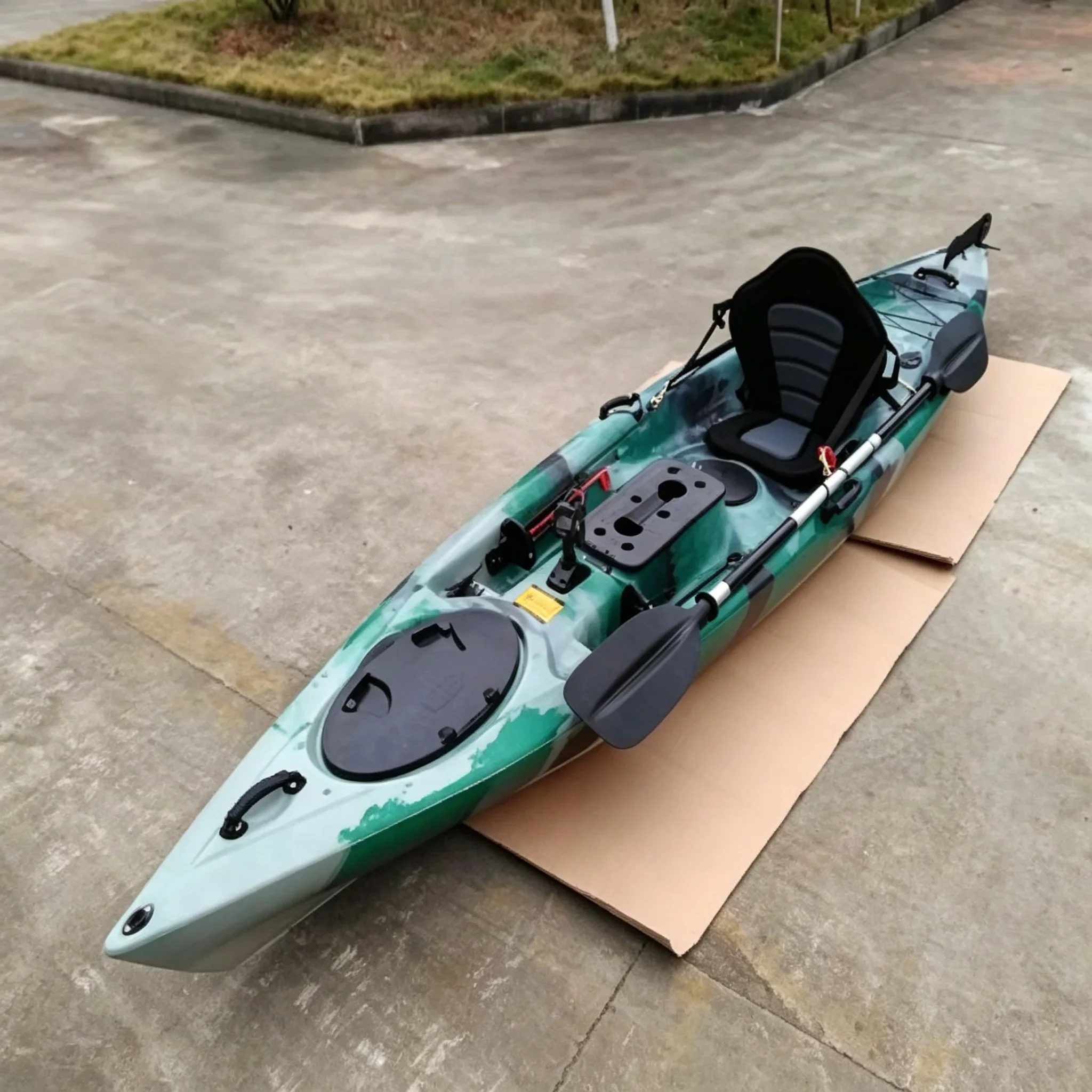 قارب صيد مصنوع من البولي إيثيل - مراجعة Fishing Kayak Pedal Drive وسعره